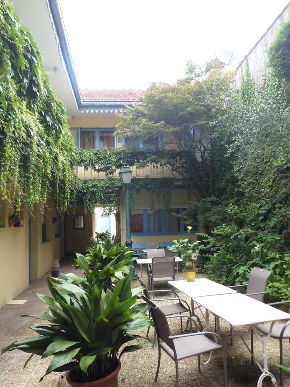 Hotel Le Postillon Pau Esterno foto