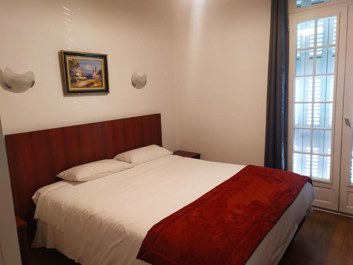 Hotel Le Postillon Pau Esterno foto